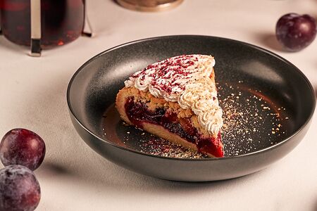 Сливовый пирог с яблочным кремом