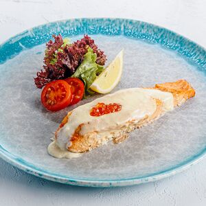 Семга, запеченная с лососевой икрой и сыром