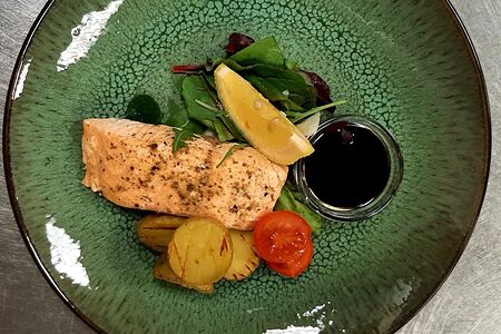 Стейк из семги с картофелем беби