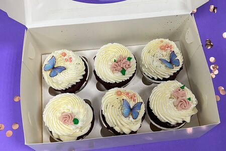 Капкейки с бабочками Сникерс и Красный бархат