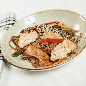 Гречневая лапша со свининой и беконом