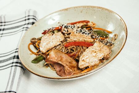 Гречневая лапша со свининой и беконом