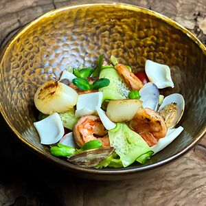 Теплый салат с морепродуктами