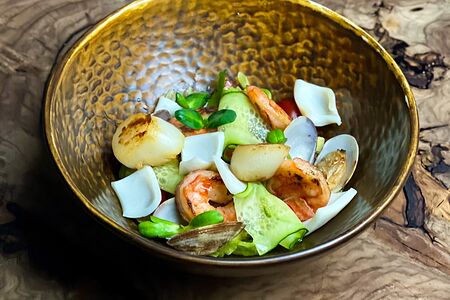 Теплый салат с морепродуктами