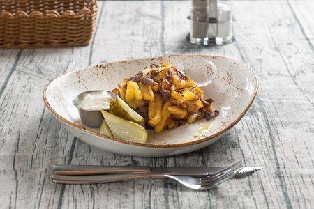 Картофель, жаренный со свининой и грибами