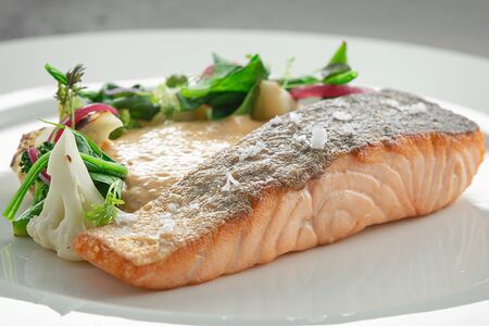 Лосось с овощами и соусом биск