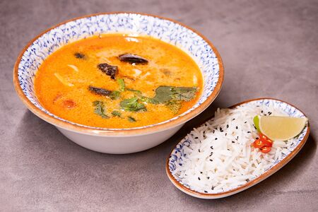 Том ям с королевскими креветками