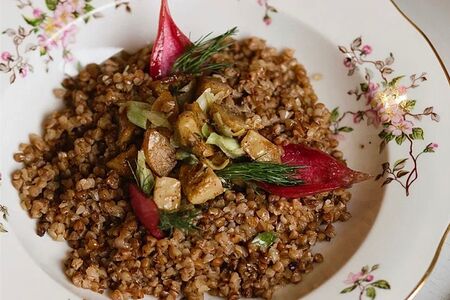 Томлёная гречневая каша с белыми грибами