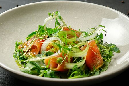 Салат с лососем, табуле из киноа и заправкой карри