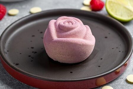 Муссовое пирожное Клубника-лайм-базилик