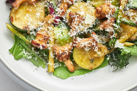 Зеленый салат с лисичками