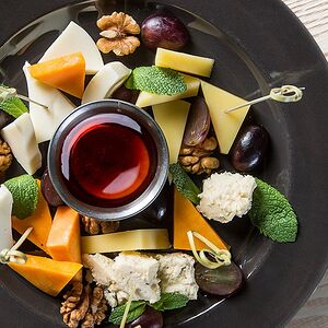 Сырная тарелка с медом