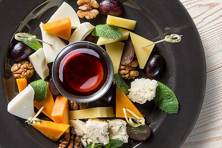 Сырная тарелка с медом