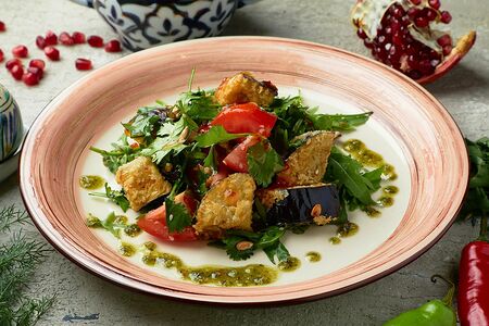 Салат с хрустящими баклажанами