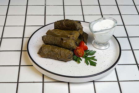 Долма в винoградных листьях с чесночным соусом