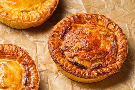 Пирог со стейком и голубым сыром