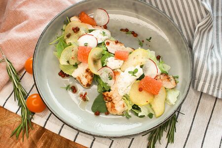 Салат с куриной грудкой и карамелизованной грушей