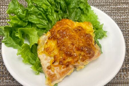 Кета, запеченная с овощами