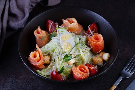 Цезарь со слабомаринованной семгой