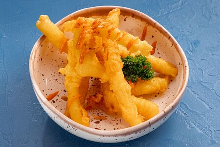 Кальмар темпура с соусом Том Ям