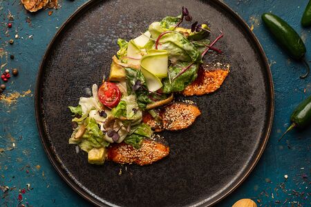 С жареным лососем