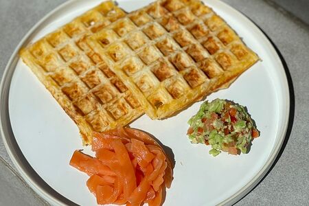 Сырные вафли с лососем и гуакамоле