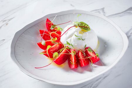 Буррата с томатами