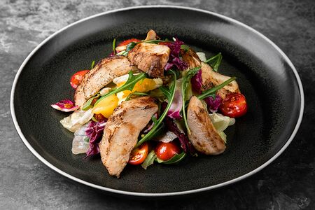 Салат с куриной грудкой гриль