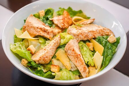 Салат Цезарь с куриным филе
