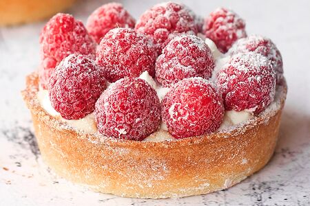 Тарталетка с малиной