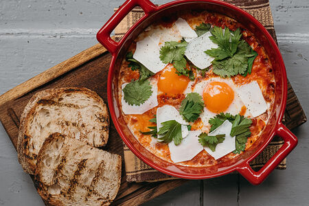 Шакшука из фермерских яиц с брынзой