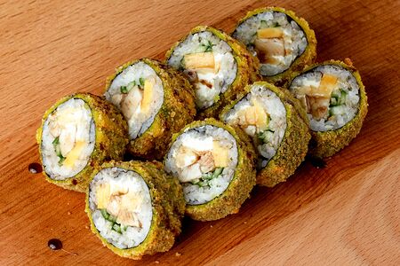 Жареный ролл с курицей