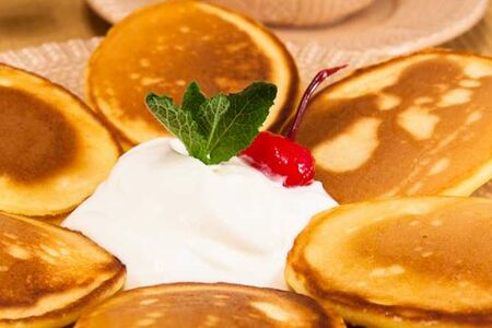 Кукурузные оладьи со сметаной