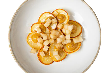 Оладьи с кремом из тыквы и кленовым сиропом