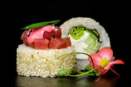 Тартар из тунца с фирменным соусом от Ёби