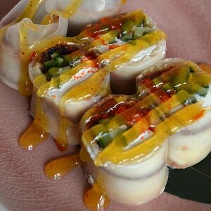 Ролл без риса с угрём и манго-чили соусом