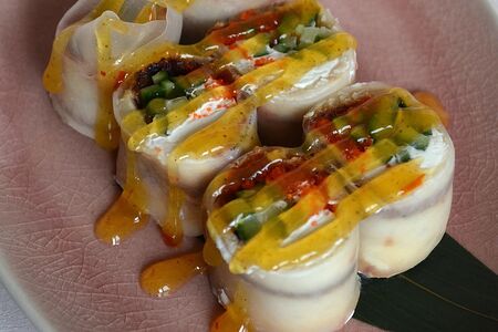 Ролл без риса с угрём и цитрусовым соусом