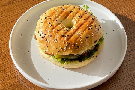 Бейгл с семгой и авокадо