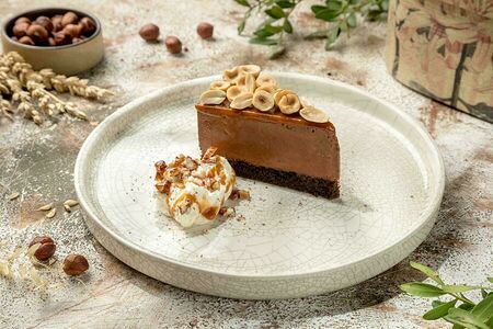 Сникерс с муссом из маскарпоне и карамелью