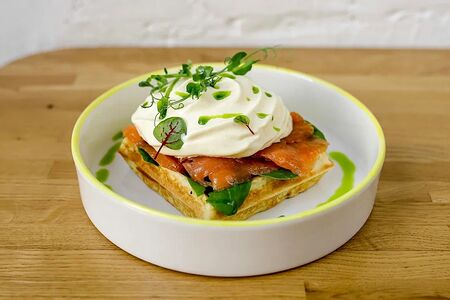 Вафля бенедикт с лососем