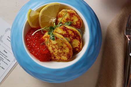 Икра лососевая с пшенными оладьями