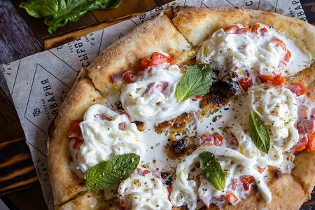 Фокачча со страчателлой и фисташками