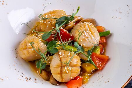 Сахалинский гребешок в лимонном соусе с овощами