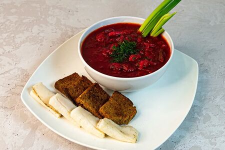 Борщ с гренками и салом