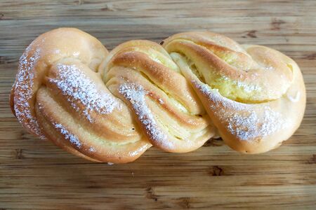 Эстонская булочка с вишнёвой начинкой