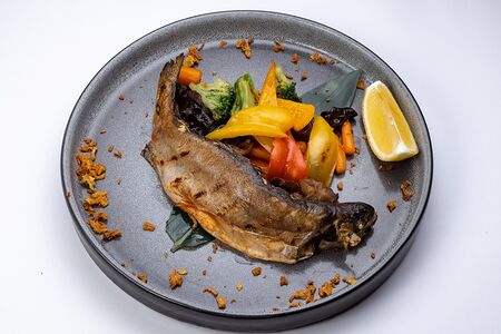 Форель на гриле с овощами