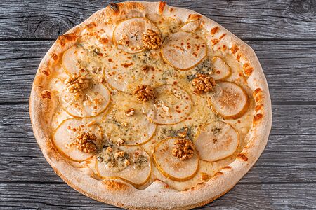 Пицца с грушей и дорблю