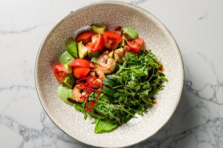 Руккола с креветками, авокадо и муссом