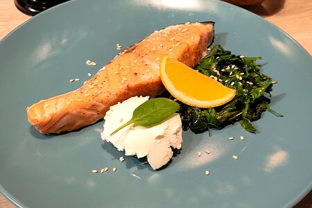 Запечённый лосось со шпинатом (кето)