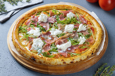 Пицца с пармской ветчиной и сыром страчателла